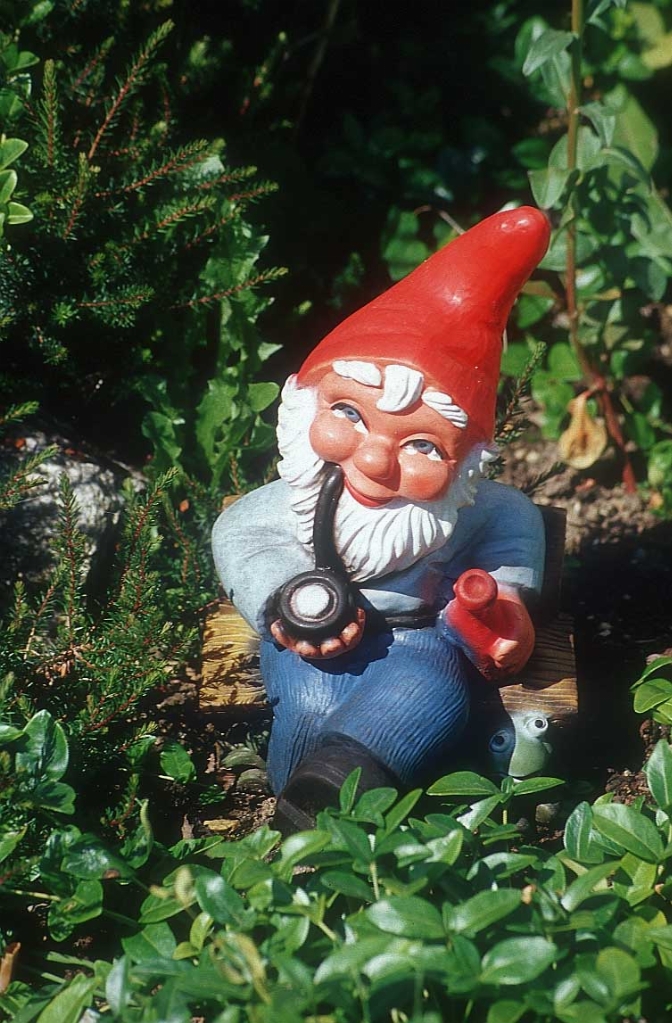 garden-gnome-pipe-9r.jpg