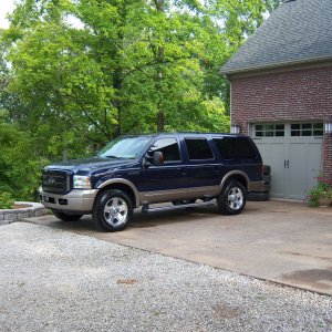 2005_Excursion_with_20_wheels